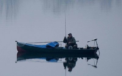 Pêche en barque en amont du barrage de Grosbois.